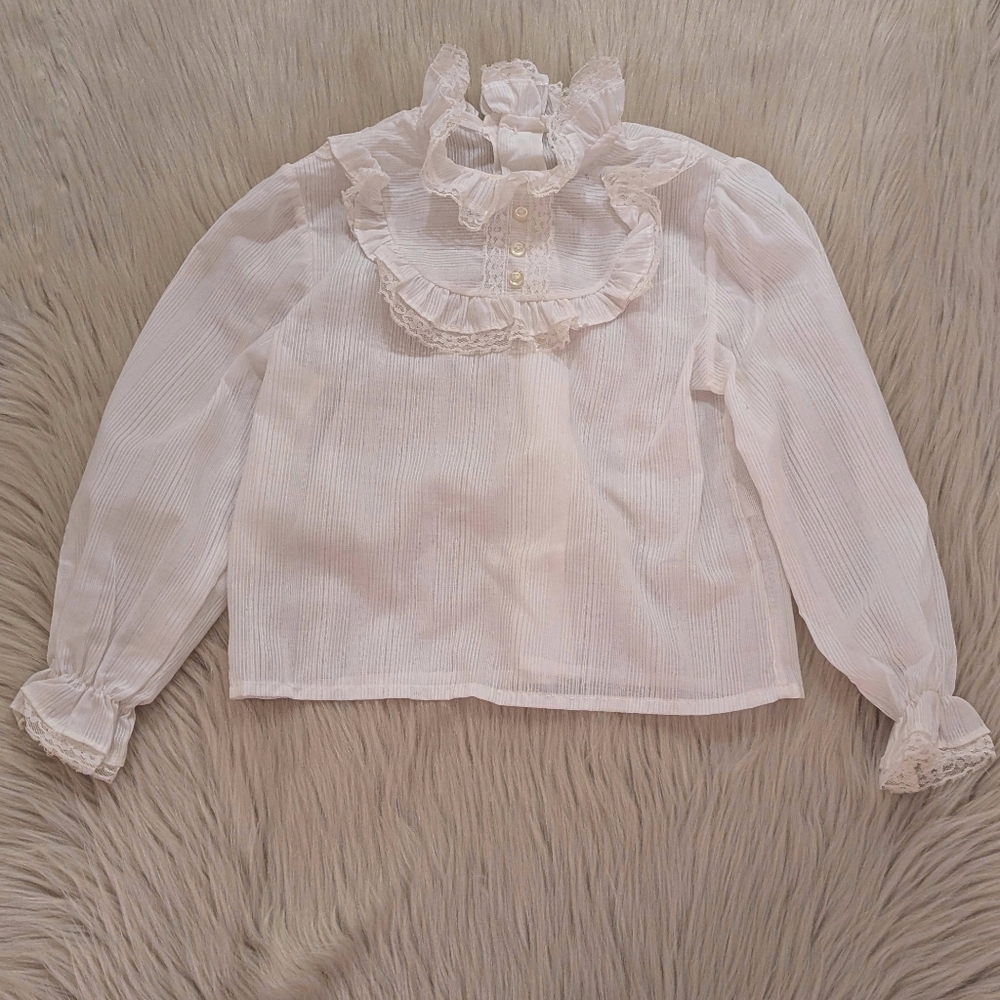 Vintage white ruffle button down back blouse w/lace trim size 5
